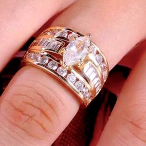 New White Sapphire 18k Yellow Gold Ring